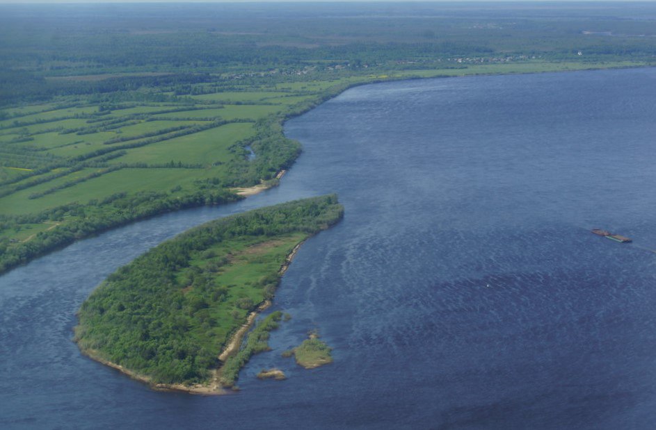 Воду из Северной Двины хотят перебросить в Донбасс Проект переброски по трубопроводу воды из рек Печора и Северная Двина в Донбасс будет обсуждаться 2 декабря на заседании отделения наук о Земле Российской академии наук Об этом сообщает ТАСС со ссылкой на научного руководителя Института водных проблем РАН Виктора Данилова Данильяна Во первых 22 октября это рассматривалось на заседании научного совета Водные ресурсы суши РАН 2 декабря я буду делать соответствующий доклад на отделении наук о Земле Думаю что там пройдет достаточно гладко я сам член этого отделения я всех уговорю что нужно этим всерьез заниматься Если отделение наук о Земле проголосует то и президиум РАН тоже По его словам сегодня существует несколько вариантов новой технологии по прокачке воды по полимерным или композитным трубам Трубопровод от Печоры и Северной Двины которые впадают в Северный Ледовитый океан следует направить через Каму и Волгу далее через канал Волго Дон 2 в Приазовье При этом для перекачки воды можно использовать газогенераторы Газпрома Ученый полагает что строительство займет 5 7 лет