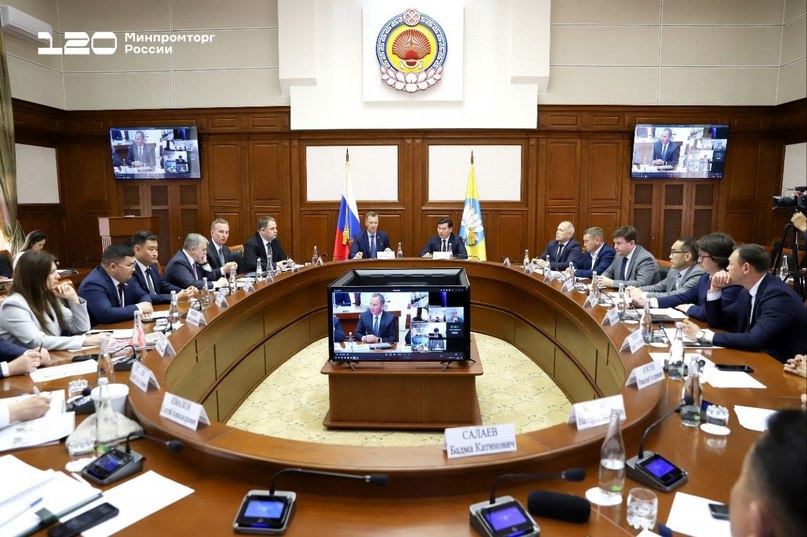 Министерство промышленности и торговли РФ VK Развитие шерстяной отрасли обсудили в Калмыкии Замглавы Минпромторга России Иван Куликов с посетил с рабочей поездкой Республику Калмыкия, где принял участие в заседании Межведомственного координационного штаба по развитию рынка шерсти и ознакомился с работой Центра по воспроизводству сельхозживотных Калмыцкого госуниверситета. На заседании штаба озвучили планы по развитию шерстяной отрасли, включая организованную торговлю сырьём и реализацию «дорожной карты» по глубокой переработке овечьей шерсти на 2025–2026 годы. Иван Куликов отметил, что уже проделана серьезная работа: создан реестр предприятий, перерабатывающих шерсть; внедрена балльная система учета российской шерсти; определены точки роста для сбыта и кооперации между производителями. Особое внимание уделили механизмам организованной торговли – они сделают ценообразование прозрачным, снизят зависимость от перекупщиков и расширят рынки сбыта. «Необходимость внедрения организованной торговли обусловлена потребностью участников рынка продавать и покупать сырьё по рыночной цене в соответствии с объективно оцененными показателями качества. Эта мера поможет достичь прозрачности ценообразования, приведет к упрощению сделок, снизит зависимость от перекупщиков сырья, позволит стандартизировать качество, даст возможность покупать и продавать сырьё в режиме онлайн и расширить географию сбыта», – подчеркнул Иван Куликов. Также замминистра посетил Центр по воспроизводству сельскохозяйственных животных КГУ, где осмотрел мощности станции и лабораторию молекулярно-генетической экспертизы. В ходе визита обсудили сотрудничество с хозяйствами Калмыкии в области селекции тонкорунных пород овец, шерсть которых важна для сырьевого обеспечения лёгкой промышленности.