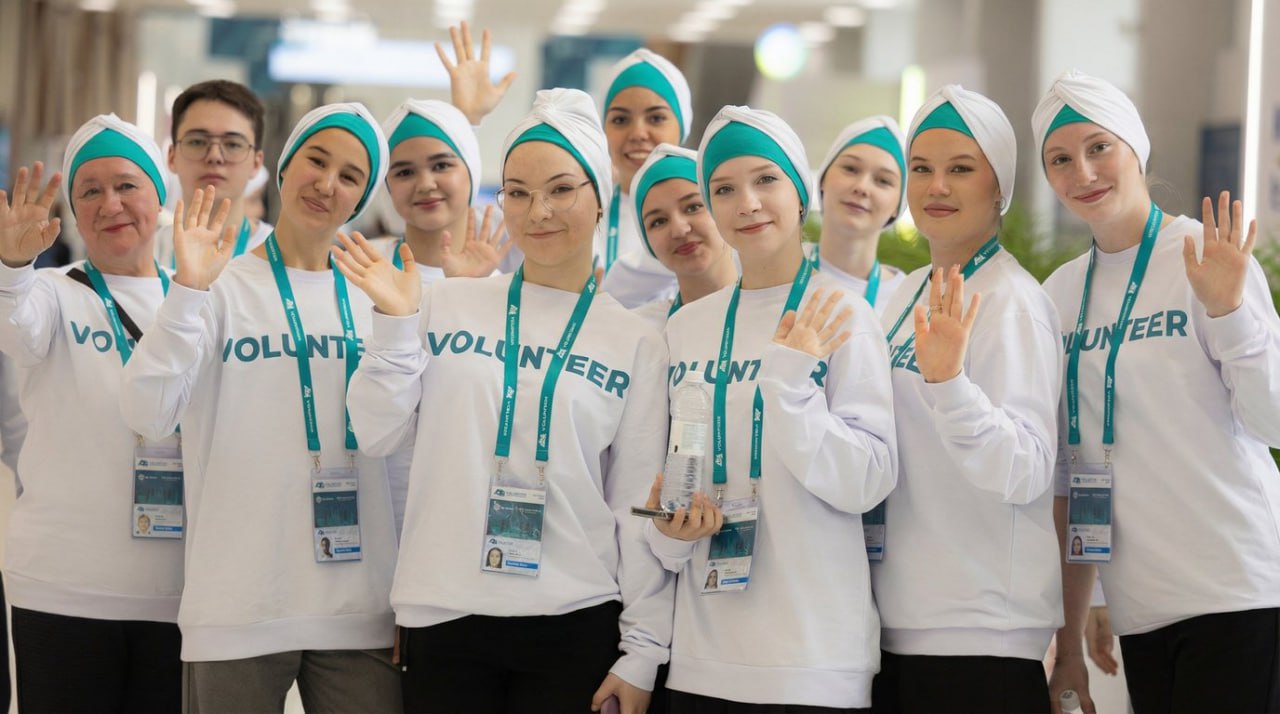 KazanForum ждет волонтеров Стартовал прием заявок от волонтеров для участия в KazanForum 2026 Любой желающий от 16 лет может заполнить форму на сайте volunteers dspkazan com Волонтеры будут оказывать поддержку как в организации официальных сессий на площадке МВЦ Казань Экспо так и на отдельных объектах форума  В этом году будет отобрано 650 волонтеров 580 из Казани 70 из регионов России Помощники будут представлены в следующих категориях Волонтеры официальной программы Форума Волонтеры атташе Волонтеры сервисных направлений Требования к волонтерам Возраст с 16 лет Знание английского языка на уровне intermediate и выше в зависимости от требований функционального направления Преимущество знание других иностранных языков французский арабский Готовность участвовать в подготовительном этапе и помогать во время проведения форума Подробности на сайте KazanForum