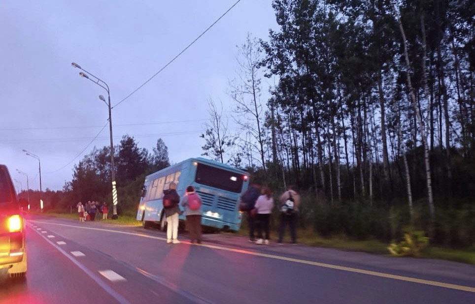 Лазурный съехал в канаву на Мурманском шоссе  Автобус с пассажирами занесло на 44-м километре Мурманского шоссе. Кадрами поделились очевидцы в соцсетях.  По информации  , всё произошло в воскресенье вечером. Лазурный съехал в канаву почти сразу, как отъехал от остановки. Несмотря на то, что в транспорте находились люди, никто из них не пострадал.  Подробности инцидента выясняются.     Мегаполис ДТП и ЧП  Санкт-Петербург    Подписаться   Прислать новость