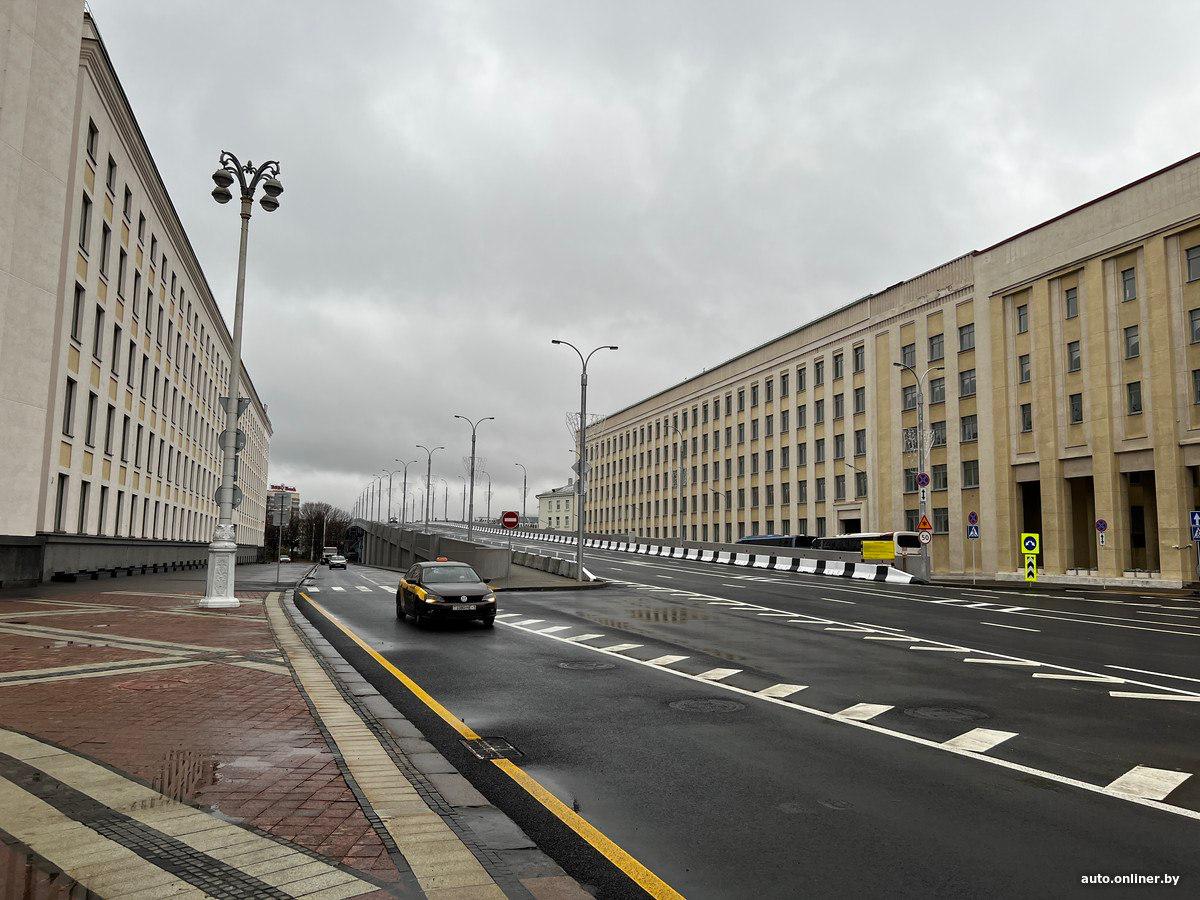 Мост в центре Минска открыли после ремонта Мост между проспектом Независимости и улицей Московской закрыли на ремонт 8 февраля Из за этого в часы пик в центре города образовывались пробки Открыть мост обещали 1 декабря По словам заместителя председателя Мингорисполкома Олега Корзуна при ремонте моста стремились минимизировать дискомфорт для жителей столицы и вели работы курглосуточно По проекту ремонт моста могли растянуть на 24 месяца Перед открытием мост прошел испытания по нему одновременно двигалось девять груженых МАЗов общим весом 300 тонн Подробнее