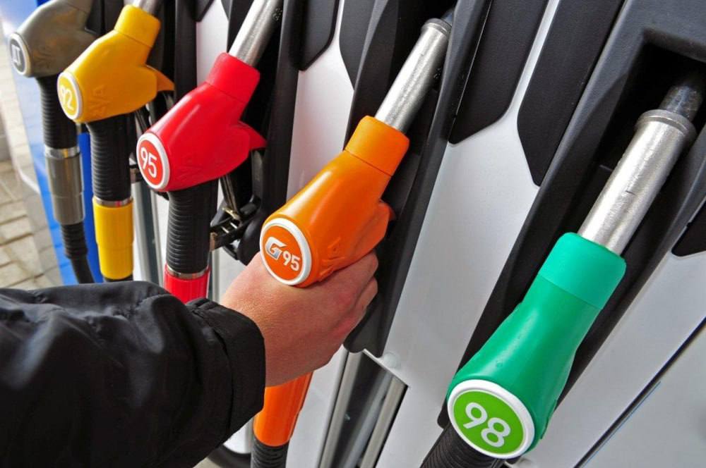 С 1 мая автозаправки в Украине начнут продавать бензин с примесью биоэтанола, сообщают СМИ. Согласно новым правилам, к каждому литру топлива будет обязательно добавляться минимум 5% спирта растительного происхождения. Это решение принято по экологическим и энергетическим соображениям, а также для приближения к стандартам ЕС. При этом эксперты отмечают, что контроль качества нового топлива пока не налажен, а цена может вырасти на 50–80 копеек за литр.