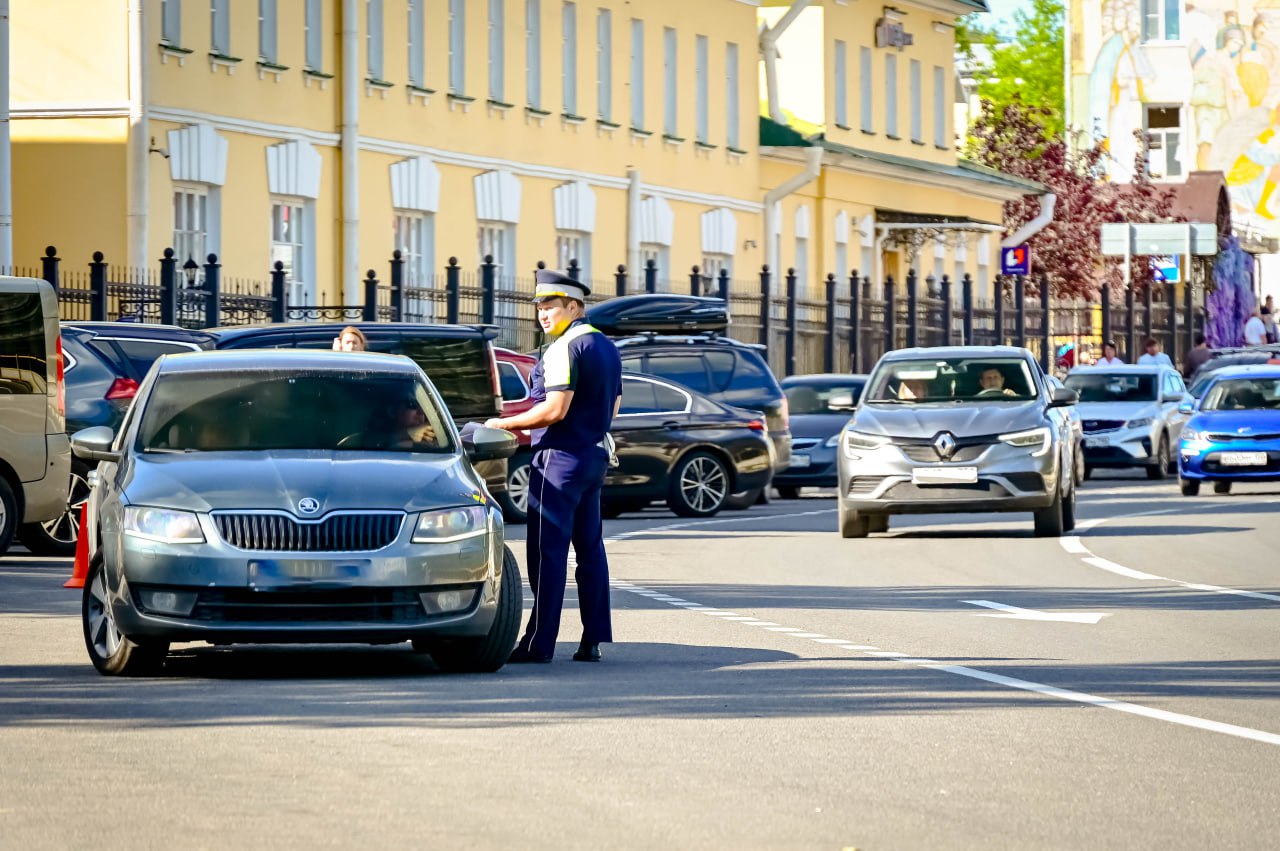 ГИБДД усиливает контроль за безопасностью пешеходов в Сергиево-Посадском округе  В эти дни на территории Сергиево-Посадского городского округа пройдет профилактическое мероприятие "Пешеход, пешеходный переход". Сотрудники Госавтоинспекции будут уделять особое внимание соблюдению правил дорожного движения как пешеходами, так и водителями. Мероприятие пройдет до 6 июля.  Пешеходам необходимо помнить правила безопасности: пересекать проезжую часть разрешается только по обозначенным пешеходным переходам, перед выходом на дорогу обязательно убедитесь в безопасности в темное время суток используйте световозвращающие элементы на одежде, на регулируемых переходах начинайте движение только на зеленый сигнал светофора, не отвлекайтесь на телефоны и другие гаджеты при переходе дороги.  Водителям следует снижать скорость при приближении к пешеходным переходам, пропускать пешеходов, вступивших на проезжую часть, быть особенно внимательными вблизи школ, детских садов и других мест скопления детей, учитывать плохие погодные условия, снижающие видимость.  ГИБДД напоминает, что большинство наездов на пешеходов происходит именно на пешеходных переходах. Основные причины - невнимательность водителей и нарушение скоростного режима, а также неосторожное поведение самих пешеходов.