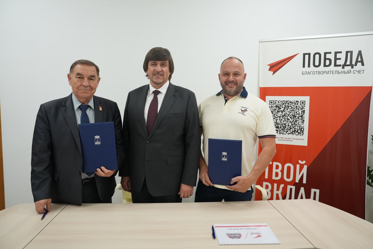 Недавно состоялось важное событие — городской Совет ветеранов подписал соглашение с региональным спортивным клубом ГТО «Территория Силы». Этот документ стал значимой частью проекта «Тюмень для Победы», направленного на привлечение внимания общества к решению вопросов ветеранов Великой Отечественной войны и современных участников боевых действий. Цель инициативы — объединить усилия ветеранов и молодых спортсменов ради общей Победы. Я благодарю руководителя клуба Александра Калинина, который вышел с инициативой и предложил комплекс мер, способствующих популяризации проекта среди жителей Тюмени. Помимо активного информирования о проекте и счете «Победа», организация решила проявить дополнительную социальную инициативу: 10% общих взносов спортсменов, участвующих в мероприятиях, будет перечисляться на благотворительный счет. Информация о проекте будет активно распространяться различными способами: размещение материалов на узнаваемой машине «Тюмень Сильная», публикация новостей на официальном сайте клуба и иных медиаресурсах. Первое крупное мероприятие запланировано на День города. Здесь пройдут спортивные соревнования, а также развернется выставка техники, приобретенной на пожертвования участников проекта. Среди экспонатов будут представлены такие изделия, как мотоциклы, квадроциклы, беспилотники-разведчики, оборудование радиоэлектронной борьбы, приборы подавления сигналов дрона и цифровая связь.