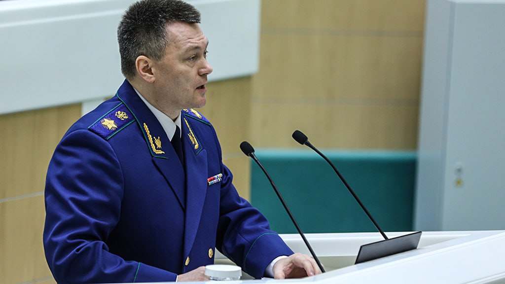 Внезапно Генпрокурор России Игорь Краснов подал заявление на должность председателя Верховного суда Об этом сообщил глава Высшей квалификационной коллегии судей Николай Тимошин Пост стал вакантным после смерти Ирины Подносовой 22 июля На следующий день должен был пройти экзамен для кандидатов но он сорвался из за отсутствия заявлений 22 августа Владимир Путин присвоил Краснову звание Заслуженный юрист РФ что позволяет ему претендовать на пост без сдачи квалификационного экзамена Краснов возглавляет Генпрокуратуру с января 2020 года ранее был заместителем Александра Бастрыкина и курировал расследование громких дел от убийства Бориса Немцова до дела Алексея Улюкаева ZAB RU