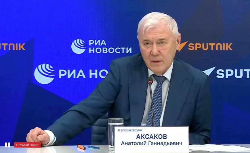 Депутат ГосДумы Аксаков дал совет россиянам куда вложить деньги прямо сейчас Глава комитета Госдумы по финансовому рынку Анатолий Аксаков считает что на данный момент для населения актуальными остаются вложения в краткосрочные депозиты Однако он отметил что через несколько месяцев при устойчивом снижении ключевой ставки вкладчикам можно переходить на фондовый рынок Об этом он рассказал в рамках конференции в пресс центре Россия сегодня Корреспондент РБК Инвестиций следил за трансляцией Золото депутат не рекомендует несмотря на его недавний рекордный рост На фондовом рынке стоит обратить внимание не только на акции но и на облигации как государственные так и корпоративные По словам Аксакова некоторые из них дают доходность выше вкладов и выпускаются надёжными организациями Подробнее www rbc ru quote news article 698068c59a7947a949715816 Фото РБК Инвестиции Подписаться на канал Мы в MAX