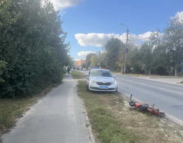 В Туле пьяный мопедист сбил 10-ленюю девочку на тротуаре   Авария произошла 22 сентября, в 12:45 на улице Судейского.   31-летний водитель мопеда «Карпатый-2» без прав ехал по тротуару и сбил 10-летнюю девочку.   В результате ДТП девочка получила телесные повреждения. Ей оказали медицинскую помощь без госпитализации.    Водитель мопеда от прохождения медицинского освидетельствования на состояние опьянения отказался.