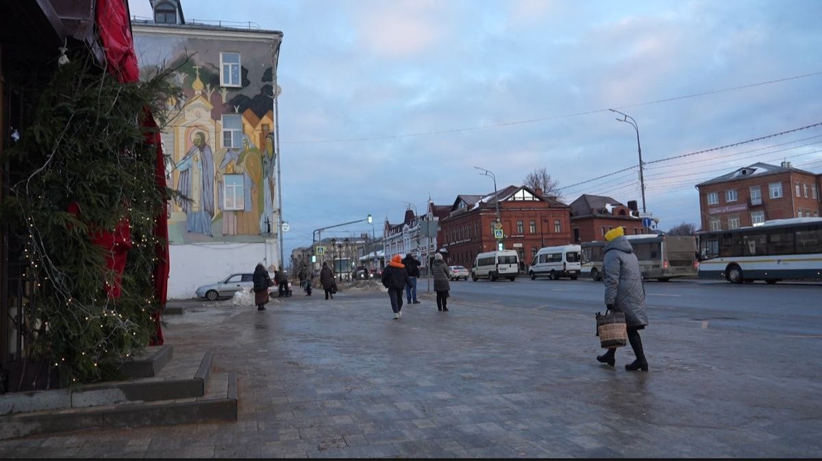 В первый рабочий день жители Сергиево-Посадского городского округа сетовали на скользкие пешеходные дорожки и тротуары. Всему виной — ледяной дождь, который прошёл на территории Подмосковья 8 января.  По словам профильного заместителя главы округа Андрея Досавицкого, округ к непогоде был готов — перепад температуры с плюса на минус предрекали синоптики. Обработка дорог, улиц и дворов проводилась с учётом интенсивности движения.  Первыми на очереди — подъезды и подходы к детским садам и школам, медучреждениям и другим объектам социальной сферы. Дворники вышли на службу в шесть утра. В общей сложности в процессе противогололёдной уборки было задействовано свыше 150 человек.  «Гололёд — нормальное для зимы явление, которое иногда нас мобилизует. По данным на утро четверга основные дороги и тротуары уже обработаны. Обледенение можно увидеть в частном секторе и на территории сельских населённых пунктах, есть наледь и в некоторых дворах. Важно учесть, что невозможно в один момент и сразу охватить все территории, но бригады работают. В четверг планируем охватить все направления. Движемся от центра к окраинам», — поясняет заместитель главы.  Важно отметить, что округ поделён на восемь условных территорий, и за каждой закреплены ответственные бригады. Обработка производится при помощи соли, что было рекомендовано министерством чистоты в этом сезоне, и песком. По словам Андрея Досавицкого, для жителей второй способ остаётся наиболее желательным. «Содержание входных групп и тротуаров вдоль жилых многоквартирных домов — ответственность управляющих организаций. В случае, если УК не справляется, на вооружении МБУ «Благоустройство СП» есть оперативная бригада, которая всегда готова выехать и помочь. Жители могут сообщать о проблемах по телефону Единой диспетчерской службы», — сообщил руководитель МБУ Сергей Захаров.  Телефон ЕДДС администрации Сергиево-Посадского городского округа: 8 496 545-77-55.