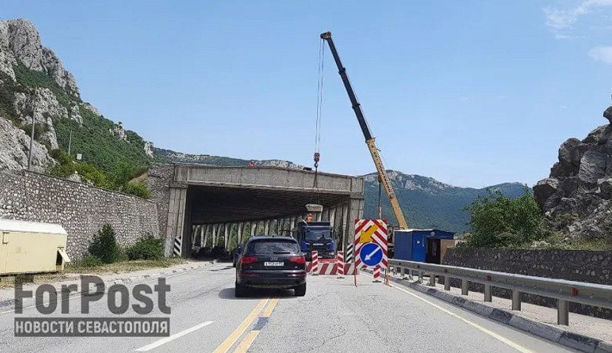 Ремонт тоннеля над Ласпи обещают закончить к 1 ноября этого года  Рабочие уже завершили укрепление опор внешней части галереи. Работы, по словам губернатора Севастополя, ведутся круглосуточно.   Сейчас на объекте задействовано 10 единиц техники и 30 рабочих.    ForPost