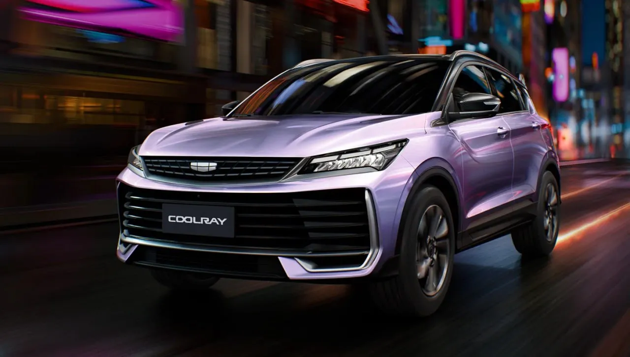 Обновленный Geely Coolray для России первые подробности Geely раскрыла обновленный Coolray для российского рынка Кроссовер получил обновлённый дизайн и 1 5 литровый турбомотор на 147 л с с 7 ступенчатым роботом В салоне цифровая приборка и мультимедиа с экраном 14 6 дюйма Также заявлеы полный пакет зимних опций Цены и дата старта продаж пока не объявлены Производство в Китае INcar автоновости в MAX