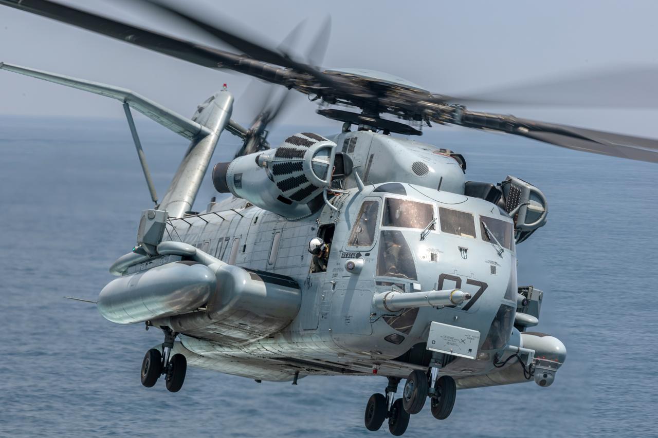 США заказали почти сотню тяжёлых вертолётов CH 53K King Stallion Компания Sikorsky и ВМС США заключили контракт стоимостью 10 85 млрд долларов на производство до 99 тяжёлых транспортных вертолётов CH 53K King Stallion для Корпуса морской пехоты США Новый контракт объединяет пять отдельных заказов лоты 9 13 в единый многолетний пакет охватывающий поставки в период с 2029 по 2034 годы Это крупнейший заказ на сегодняшний день для CH 53K тяжёлого вертолёта созданного для удовлетворения транспортных потребностей морской пехоты в современных условиях боевых действий На данный момент в войска уже переданы 20 King Stallion ещё 63 находятся в производстве лоты 4 8 Общий целевой парк для морской пехоты США составляет 200 вертолётов Этот контракт отражает доверие и уверенность в том что Sikorsky сможет поставить технологически продвинутые тяжёлые вертолёты которые радикально повысят возможности морской пехоты добавив флоту непревзойдённые мощность живучесть и надёжность отметил вице президент и генеральный директор Sikorsky Рич Бентон Тяжелый вертолёт Sikorsky CH 53K создан для перевозки грузов в условиях современных боевых действий и должен заменить устаревающую модель CH 53E В декабре 2022 года ВМС США одобрили начало серийного производства CH 53K после испытаний Машина способна перевозить до 16 тонн груза включая бронетехнику на дальности до 200 км в жарком климате и высокогорье где возможности предыдущих модификаций были ограничены По планам к 2029 году Корпус морской пехоты достигнет полной боеготовности на новой платформе Сейчас один боевой эскадрон морпехов уже переведён на CH 53K HMH 461 Iron Horses авиабаза Нью Ривер Северная Каролина ещё два подразделения используют вертолёты в испытаниях Кроме того в августе 2025 года первый King Stallion поступил в учебный эскадрон что обеспечивает подготовку новых экипажей По оценкам командования ВМС США консолидация заказов позволит снизить стоимость производства сохранить рабочие места в США и обеспечить предсказуемый график перевооружения    AviaNews