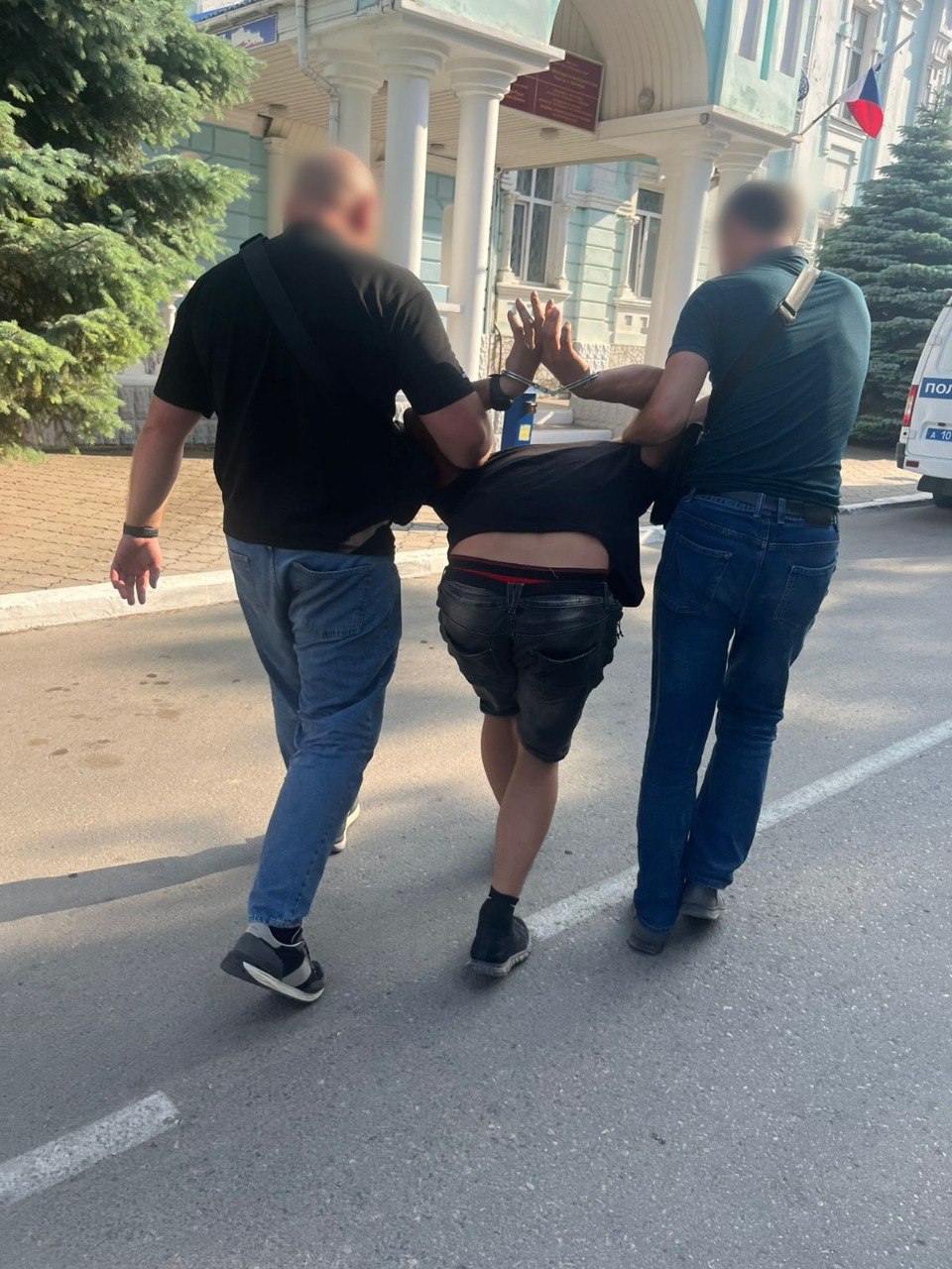 Свидание в Евпатории закончилось уголовным делом  Полицейские задержали 33-летнего жителя Оренбургской области, подозреваемого в причинении тяжкого вреда здоровью местной жительнице. Девушку с травмами головы доставили в больницу, сообщили в МВД РК.   По предварительным данным, подозреваемый вечером познакомился с девушкой, с которой гулял по городу, в одном из баров они употребляли спиртное. Ночью между ними вспыхнул конфликт — мужчина несколько раз ударил спутницу по голове и скрылся, оставив её на улице.  Возбуждено уголовное дело. Задержанному избрана мера пресечения в виде заключения под стражу.   : МВД РК     ВЕСТИ КРЫМ