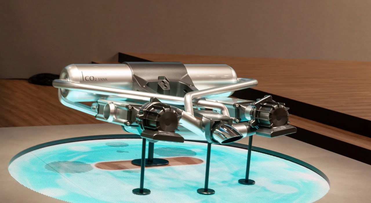 Концепт системы углеродно отрицательного автомобильного выхлопа Компания Mazda предложила идею автомобиля с двигателем внутреннего сгорания с системой выхлопа с улавливанием CO₂ Речь идет не просто о снижении выбросов а о полном захвате большего объема углекислого газа чем производится в процессе эксплуатации Концепция предполагает использование биотоплива на основе микроводорослей Специальная выхлопная система которую в компании сравнивают с подгузником поглощает диоксид углерода Это позволяет компенсировать выбросы образующиеся при производстве самого биотоплива Согласно расчетам на производство биотоплива затрачивается энергия что приводит к выбросам составляющим примерно 10 от объема CO₂ выделяемого при сжигании этого топлива в двигателе Если бы автомобиль мог захватывать более 10 CO₂ от сгорания топлива он теоретически становился бы углерод негативным уменьшая общее количество CO₂ в атмосфере Пока что компания не обещает запуск разработки в производство