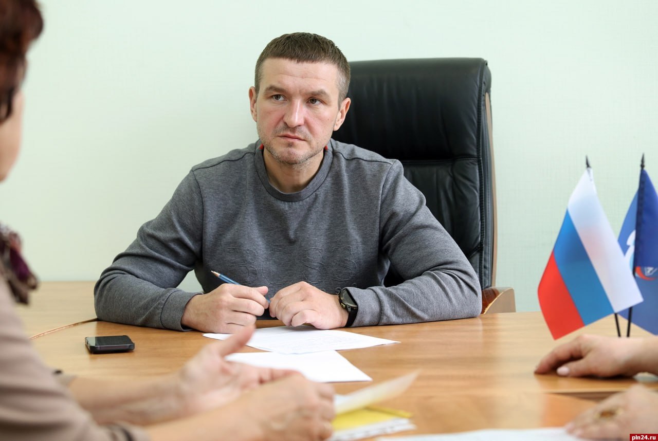 Псковичи на этой неделе смогут прийти на прием к вице спикеру и депутатам Собрания На этой неделе жители Псковской области могут обратиться на приём к вице спикеру Собрания Александру Братчикову депутатам Владимиру Кузю и Виктору Антонову Задать вопрос парламентариям можно как лично так и по телефону по предварительной записи сообщили в Псковском областном Собрании депутатов 11 ноября вторник С 10 00 до 12 00 прием проведет Александр Братчиков округ 3 часть города Пскова южная часть Ближнего Завеличья район завода радиодеталей 12 ноября среда С 10 00 до 12 00 граждан примет Владимир Кузь округ 7 Гдовский и Псковский муниципальные округа 13 ноября четверг С 10 00 до 12 00 на вопросы избирателей ответит Виктор Антонов единый избирательный округ Приёмы проводятся в общественной приёмной партии Единая Россия по адресу улица Гоголя дом 9 Телефон для записи 8 8112 66 25 12