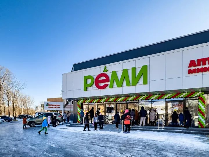 Лента приобрела 67 торговой сети Реми LENT Сеть Лента объявила о завершении оформления стратегического партнёрства с ГК Реми одним из крупнейших ритейлеров на Дальнем Востоке которому принадлежит 115 торговых точек включая 87 магазинов в Приморском крае 24 магазина в Хабаровском крае и 4 магазина в Сахалинской области Совокупная торговая площадь составляет около 100 тыс кв м Выручка Реми по итогам 2024 года составила 53 млрд В рамках совершённой сделки Лента получила 67 торговой сети jkinvest news jkinvest