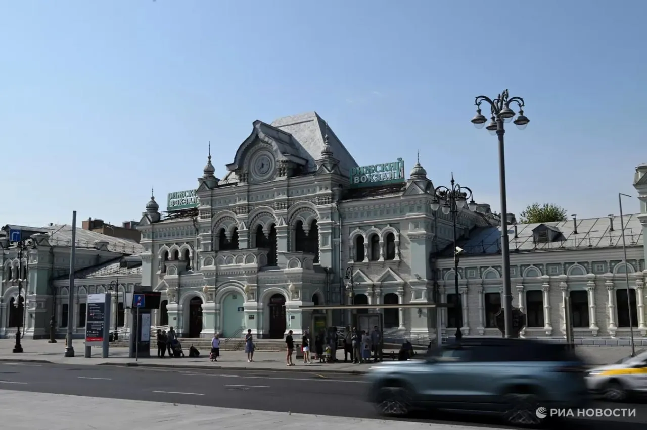 РЖД выставили на продажу и сдачу в аренду недвижимость на общую сумму более 300 млрд рублей посчитало РИА Новости Основную часть этой суммы минимум 280 8 млрд руб составляет продажа небоскреба Moscow Towers в Москва Сити Не менее 4 млрд руб принесет продажа Рижского вокзала в Москве на фото Есть среди объектов здания с земельными участками нежилые здания и подъездные пути В аренду сдаются помещения на вокзалах под гостиницы а также места для организации сезонной продажи мороженого Все вырученные от продажи и аренды средства будут направлены на реализацию инвестиционной программы компании Подписаться на РИА Новости экономика