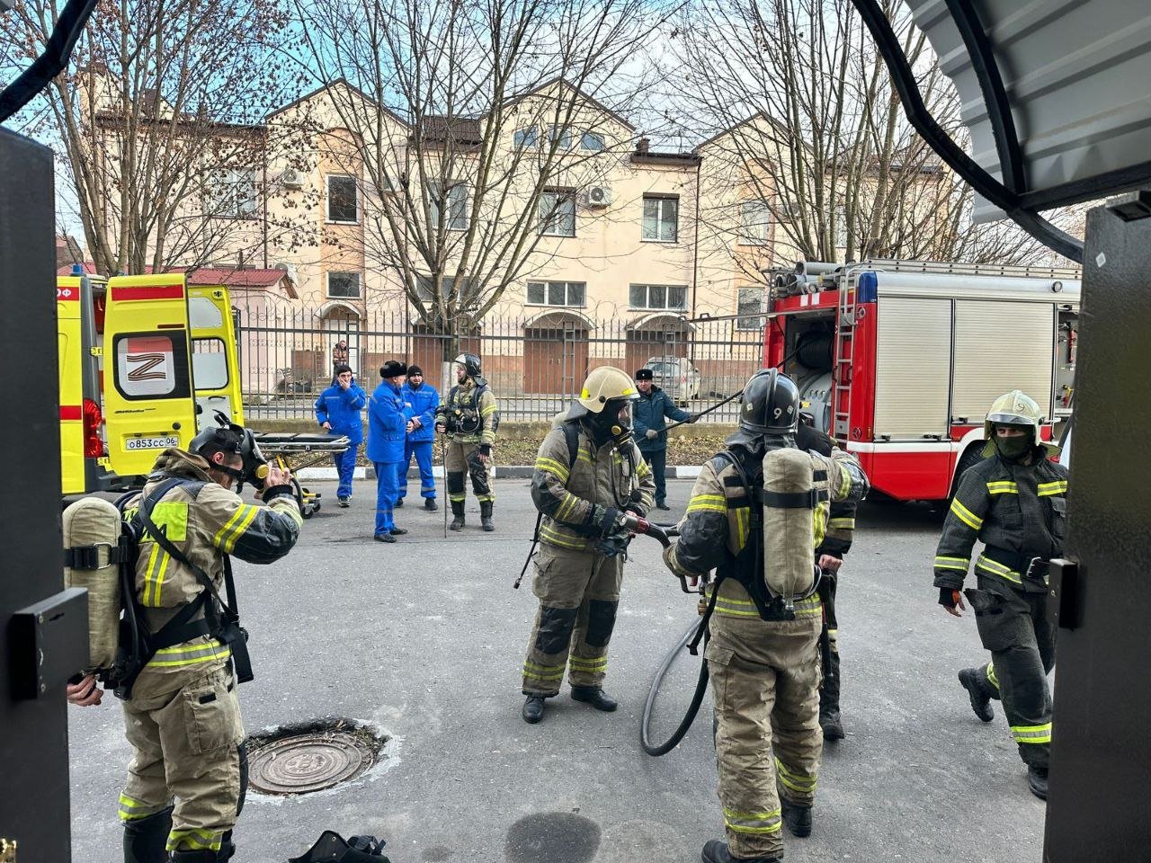 Полицейские приняли участие в пожарно-тактических учениях  Накануне сотрудники ОМВД России по г. Карабулак, УНК МВД по Республике Ингушетия, ЭКЦ МВД по Республике Ингушетия, ЦХиСО МВД по Республике Ингушетия и федерального казённого учреждения здравоохранения «Медико-санитарная часть МВД России по Республике Ингушетия совместно с коллегами из ГУ МЧС России по Республике Ингушетия приняли участие в пожарно-тактических учениях, которые прошли на объектах, предназначенных для массового пребывания людей.  В ходе учений, в частности, отрабатывались такие действия как: - сообщение о пожаре; - проведение эвакуации людей; - определение места возгорания; - тушение пожара первичными средствами пожаротушения; - взаимодействие представителя организации, в ведении которой находится объект возгорания, со службами жизнеобеспечения.