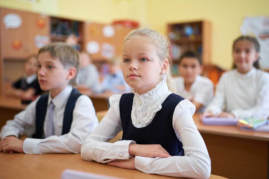 Духовно нравственную культуру России введут с 1 сентября в 5 х классах Вводиться в расписание предмет будет поэтапно В 2026 2027 учебном году уроки начнутся только у пятиклассников а с 2027 2028 учебного года к изучению ДНКР присоединятся 6 7 классы Всего на новый предмет в 5 7 классах заложено 84 часа 17 в пятых классах и по 34 часа в шестых и седьмых Но новый предмет новинка лишь отчасти Напомним сейчас в учебной программе он называется Основы духовно нравственной культуры России   Чему будут учить на уроках ДНКР Основная задача предмета заложить прочный фундамент общекультурного ценностно мировоззренческого развития личности школьника познакомить его с историческими культурными и духовными основами нашей страны Описано и то что официальным языком называют предметные результаты по учебному предмету Прежде всего это знание и понимание смысла и содержания таких понятий и явлений как патриотизм вера в Бога гражданственность Родина единство народов России служение Отечеству и ответственность за его судьбу крепкая семья брак как союз мужчины и женщины семейное счастье права и обязанности человека честь достоинство свобода и другие Подписаться на Российскую газету в Читать нас в MAX