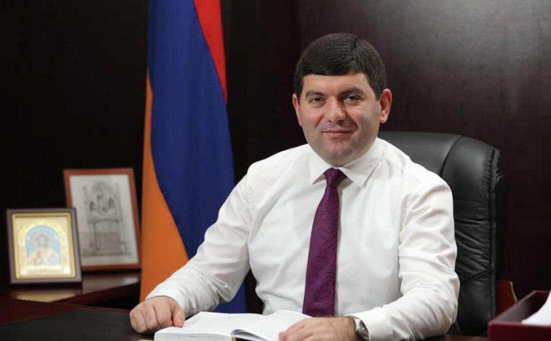 Суд в Ереване приговорил лидера общины Масис Давута Амбарцумяна к 6 годам и 3 месяцам лишения свободы армянские СМИ Амбарцумян признан виновным в участии в банде созданной в апреле 2018 года для подавления мирных протестов в районе Эребуни Согласно материалам дела Амбарцумян и другие члены группы избивали протестующих металлическими прутьями и дубинками грубо нарушая права граждан и нарушая общественный порядок vesti az