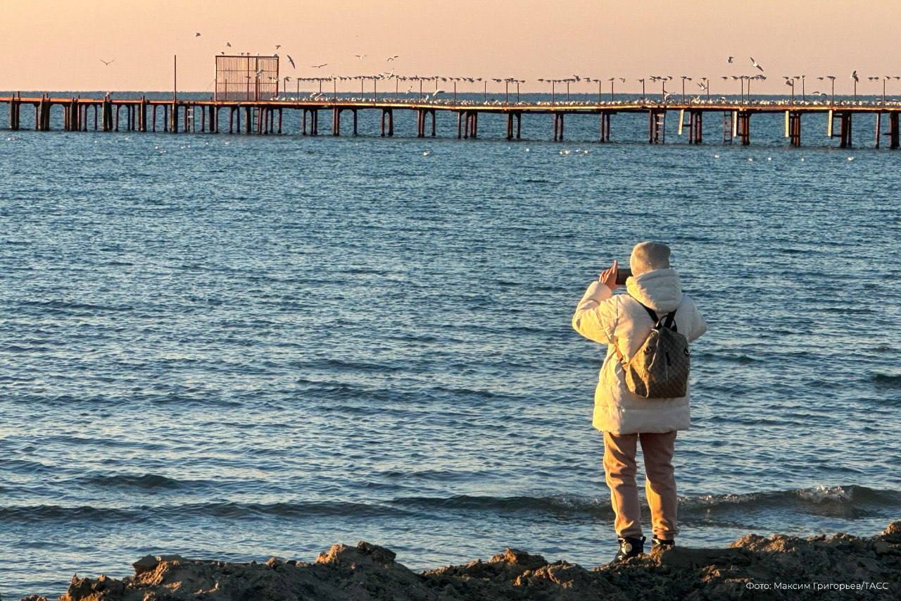 Россияне хотят видеть больше новостей об экологическом просвещении и состоянии водных ресурсов результаты исследования АЦ ВЦИОМ Эксперты Аналитического центра ВЦИОМ совместно с Федеральным агентством водных ресурсов подвели итоги опроса россиян на тему водных ресурсов Согласно ответам респондентов тема воды вызывает у россиян серьезную озабоченность и входит в топ 3 наиболее актуальных экологических вопросов наравне с качеством воздуха и мусорными отходами В последнее время экологичность производства разумное потребление ресурсов защита природы становятся не просто модными словами Ключевые экологические тренды меняют государственные и корпоративные подходы к устойчивому развитию и охране окружающей среды И здесь особое место отводится водному треку Сегодня в условиях изменяющегося климата и роста антропогенной нагрузки водная повестка приобретает особую актуальность во всем мире Совместное исследование проведенное ВЦИОМ и Росводресурсами подтвердило что интерес населения нашей страны к водной проблематике неуклонно растет А это значит что нужно направить еще больше усилий на сохранение чистоты водных объектов и водосбережение подчеркнул руководитель Федерального агентства водных ресурсов Дмитрий Кириллов Главный вывод на основе исследования жители России неравнодушны к вопросам защиты водных ресурсов и экологическому просвещению и сформированный общественный запрос на экологическое просвещение подчеркивает важность системного информирования населения о состоянии и сохранении водных ресурсов Подробнее здесь   Подписывайтесь на Росводресурсы