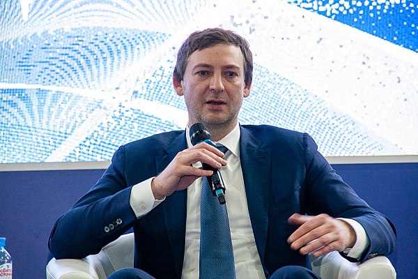 "Аэрофлот" планирует до 2030 года нарастить пассажиропоток до 80 млн человек  Группа "Аэрофлот" планирует до 2030 года увеличить пассажиропоток до 80 млн человек, заявил гендиректор компании Сергей Александровский в интервью "России 24"  ВГТРК . Об этом сообщает "Интерфакс".  Сергей Александровский отметил, что "очень много будет зависеть от динамики поступления нового отечественного флота".  Также, по его словам, "Аэрофлот" планирует построить дополнительные ангары, которые позволят одновременно обслуживать до 10 самолетов МС-21. Сейчас ангарные площади компании дают возможность параллельно проводить работы на трех широкофюзеляжных самолетах и 18 узкофюзеляжных.  aviaru.net/n284416