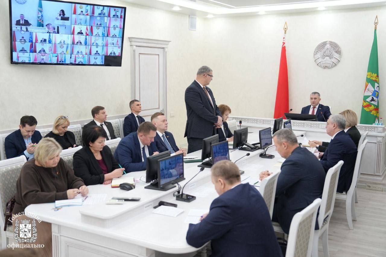 На еженедельном аппаратном совещании в облисполкоме губернатор Иван Крупко акцентировал внимание на вопросах сокращения количества объектов сверхнормативного незавершенного строительства По состоянию на конец октября текущего года в регионе числилось 59 незавершенных объектов строительства так называемых долгостроев В 2021 году их было 444 количество за пятилетку сократилось в семь раз В Добрушском Ельском Наровлянском районах таких долгостроев не осталось Все незавершенные объекты подчеркнул губернатор Иван Крупко нужно ввести или снести но исключить из списка Поэтапно расписать порядок действий по каждому строению и приступать к работе незамедлительно поставил задачу глава региона