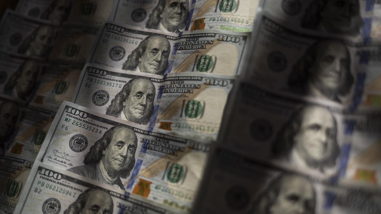 Переводы кыргызских мигрантов выросли на 436 млн долларов За десять месяцев прошлого года объем денежных переводов отправленных трудовыми мигрантами в Кыргызстан значительно вырос Согласно данным Национального банка республики поступления увеличились на 436 миллионов долларов по сравнению с аналогичным периодом прошлого года Традиционно более 90 процентов всех денежных поступлений приходится на переводы из стран ЕАЭС отмечают в финансовом регуляторе Так с января по октябрь в республику поступило два миллиарда 958 8 миллиона долларов 75 миллиардов руб прим редакции Для сравнения за аналогичный период 2024 года сумма переводов составила 2 миллиарда 522 2 миллиона долларов Южная служба новостей