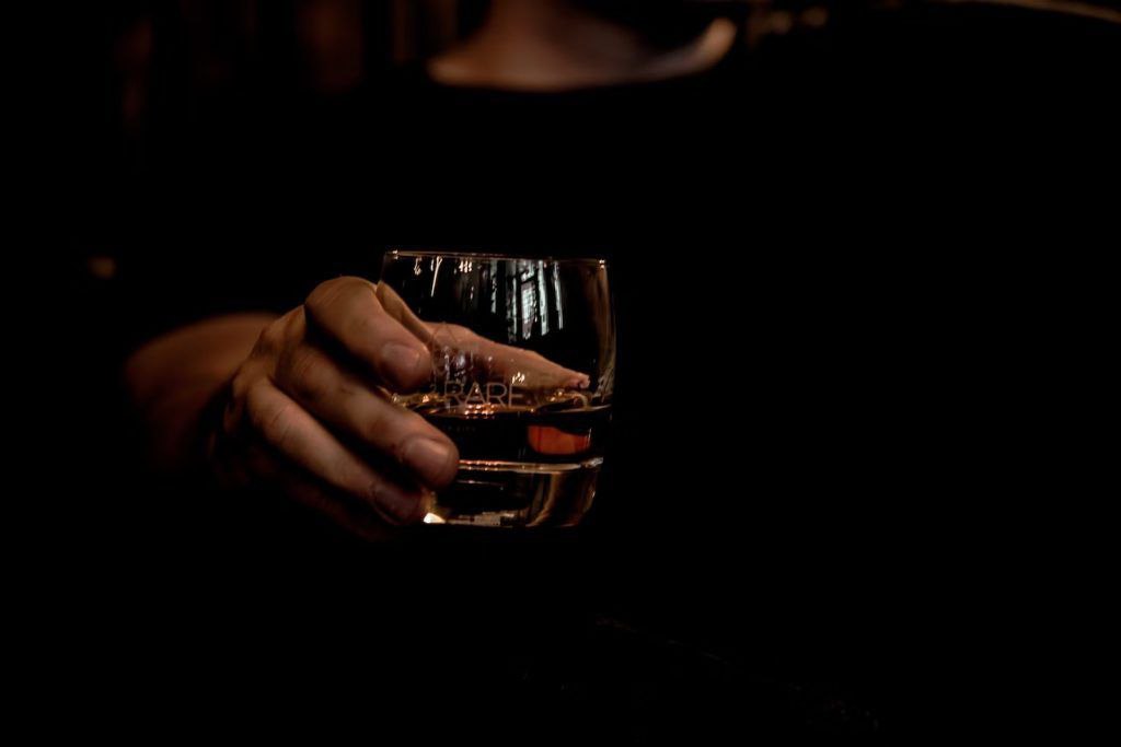 Продажу спиртного ограничат до 10 часов в день в Забайкалье. Время продажи спиртного в магазинах Забайкалья сократят до 10 часов в день. Соответствующий законопроект 23 апреля в первом чтении приняли депутаты парламента региона на пленарном заседании. Согласно документу, введено дополнительное ограничение времени продажи алкоголя ежедневно с 8:00 до 12:00 часов и с 22:00 до 23:00 часов по местному времени. Ранее алкоголь не продавали с 23 часов до 8 часов утра. Закон вступит в силу 1 сентября 2025 года.