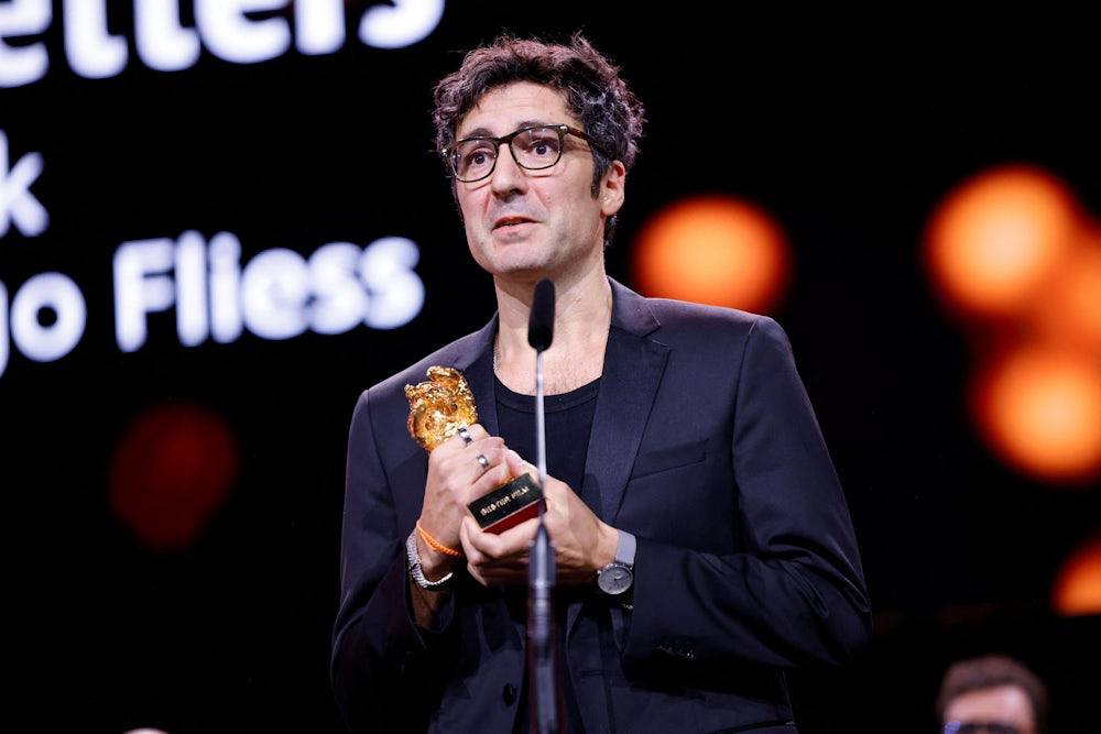 Немецкий триумф на Берлинале победил фильм Желтые письма Золотого медведя получил фильм Жёлтые письма режиссёра Илькера Чатака Это первый за более чем 20 лет случай когда картина немецкого режиссёра выигрывает главный приз фестиваля В последний раз это произошло в 2004 году с фильмом Фатиха Акина он тоже немецкий турок Головой о стену Жёлтые письма политическая драма о турецкой творческой паре из Анкары Их политическая позиция приводит к потере работы и финансовым трудностям Другая победа Германии Сандра Хюллер получила Серебряного медведя за лучшую женскую роль в драме Роза Она сыграла женщину XVII века которая в маленькой деревне вынуждена выдавать себя за мужчину Среди других лауреатов Гран при жюри турецкая трагедия Куртулуш режиссёра Эмина Алпера Приз за режиссуру британцу Гранту Джи за портрет джазового музыканта Everybody Digs Bill Evans Лучший дебют Хроники осады сирийско палестинского режиссёра Абдаллы Альхатиба ostwest tv