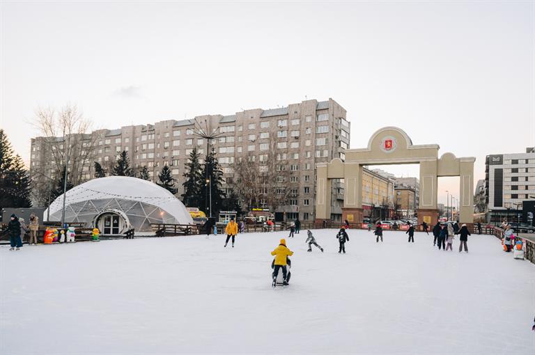 Первый каток в Красноярске открывается уже завтра 14 ноября на площади Мира стартует пятый юбилейный сезон работы катка на Стрелке Начало праздника в 19 00 Гостей ждут цирковые номера на льду акробаты пиротехника хор и танцевальное шоу После массовое катание розыгрыши и подарки С 15 ноября каток начнет работать по обычному расписанию в будни с 12 00 до 22 00 в выходные с 9 30 Билеты от 270 рублей детям до 6 лет бесплатно Подписаться на канал