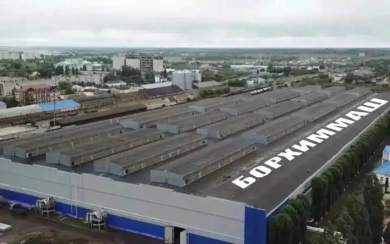 Суд возвратил заявление московской микрофинансовой компании «Фордевинд» о признании банкротом «Борхиммаша» Арбитражный суд Воронежской области возвратил иск московского ООО МФК «Фордевинд» о банкротстве АО «Борхиммаш». Как следует из судебных материалов, причиной возврата стало неустранение заявителем процессуальных нарушений, выявленных ранее судом. В марте МФК «Фордевинд» обратилось в суд с требованием признать «Борхиммаш» несостоятельным банкротом , ссылаясь на признаки неплатёжеспособности завода и значительную задолженность. Однако в составе заявления не были представлены доказательства уплаты государственной пошлины и вступившее в силу решение суда по требованиям кредитора, либо документы, подтверждающие статус кредитной организации. Суд оставил заявление без движения и предоставил срок для устранения недостатков, но необходимые документы так и не были предоставлены. В результате судья приняла решение возвратить заявление.