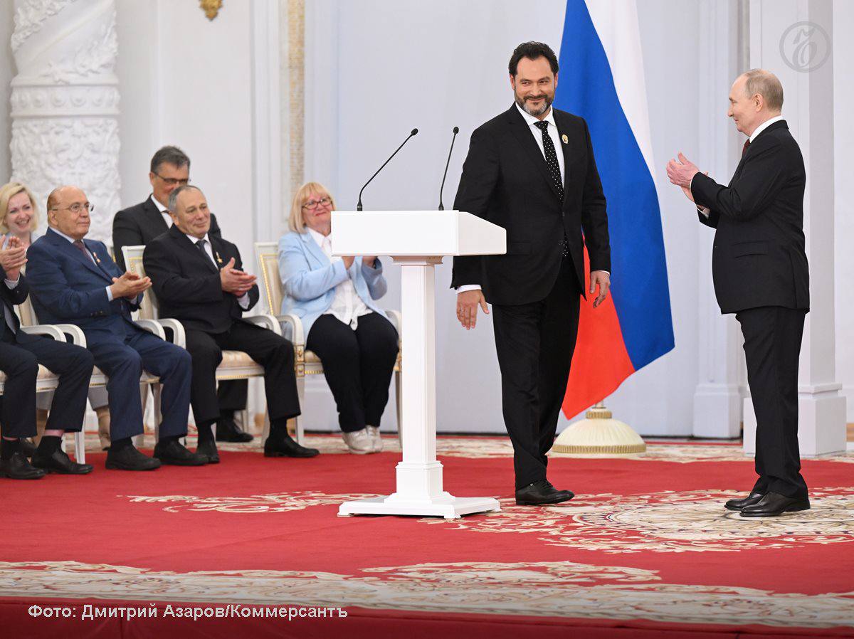 Владимир Путин присвоил почетное звание народного артиста РФ певцу руководителю Севастопольского театра оперы и балета Ильдару Абдразакову следует из указа президента Как отмечается в документе певец удостоен почетного звания за большие заслуги в развитии отечественного музыкального искусства и многолетнюю плодотворную деятельность Подписывайтесь на Ъ Оставляйте бусты