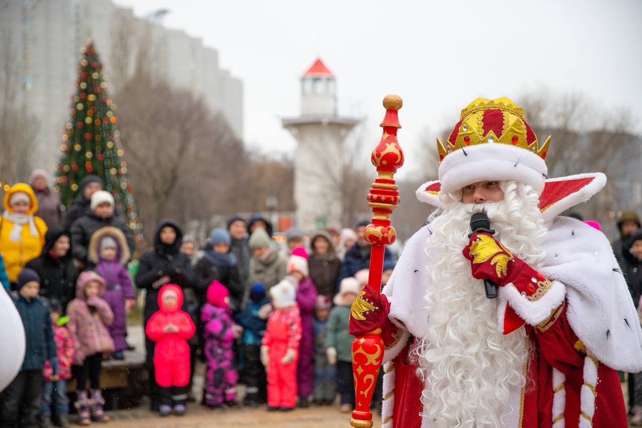 Уже в это воскресенье в Дельфине будут праздновать День Рождения Деда Мороза Это праздник самого Главного Воронежского Волшебника и Победителя одноименного конкурса в Великом Устюге того самого что живет в парке в Доме Сказок Амфитеатр парка Дельфин 16 ноября в 15 00 Вход свободный Подписывайся на vrn guide