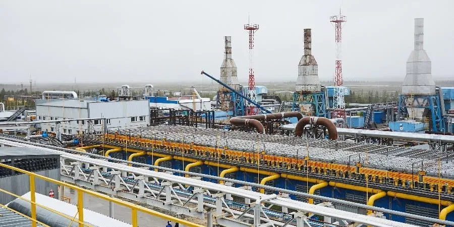 Россия выходит на рекорды производства СПГ В марте Россия произвела 3 31 млн тонн сжиженного природного газа абсолютный месячный максимум по данным Росстата Рост на 13 3 процента к марту 2025 года и на 15 2 процента к февралю За первый квартал выпуск достиг 6 2 млн тонн Рекорд совпал с историческим максимумом экспорта в ЕС 2 46 млрд кубометров за месяц Спрос подстегнули блокировка Ормузского пролива и срыв катарских поставок на фоне ирано израильского конфликта С 25 апреля вступил в силу запрет REPowerEU на короткосрочные контракты с РФ покупатели спешили выбрать объемы заранее Рост обеспечил Арктик СПГ 2 несмотря на санкции и потерю танкера Arctic Metagaz после атаки в Средиземном море В логистику включился новый газовоз ледового класса Arc7 Алексей Косыгин Также наладился экспорт с подсанкционного завода Газпром СПГ Портовая Доля России в газовом импорте ЕС упала с 40 до 13 процентов после 2022 года но в кризис европейцы возвращаются к российскому сырью Дальнейший рост экспорта упирается в дефицит арктического флота на Гыдане работают всего два специализированных газовоза спг арктикспг2 экспорт БИОЭНЕРГО Перейти на сайт БИОЭНЕРГО в MAX