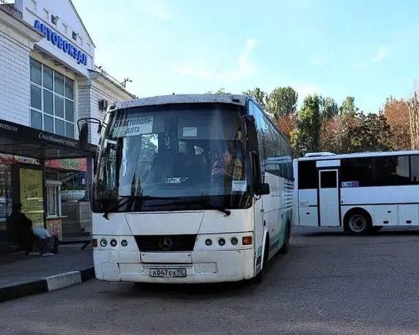 Между Севастополем и Мариуполем начнёт курсировать прямой автобусный рейс.  Первый рейс состоится 10 февраля. Маршрут будет называться «Севастополь — Снежное» с остановкой в Мариуполе.  Отправление из Севастополя будет происходить по чётным числам в 16:20, прибытие в Снежное — в 8:00, а в Мариуполь автобус приедет в 4:00.  Стоимость билета до Мариуполя составит 3000 рублей.