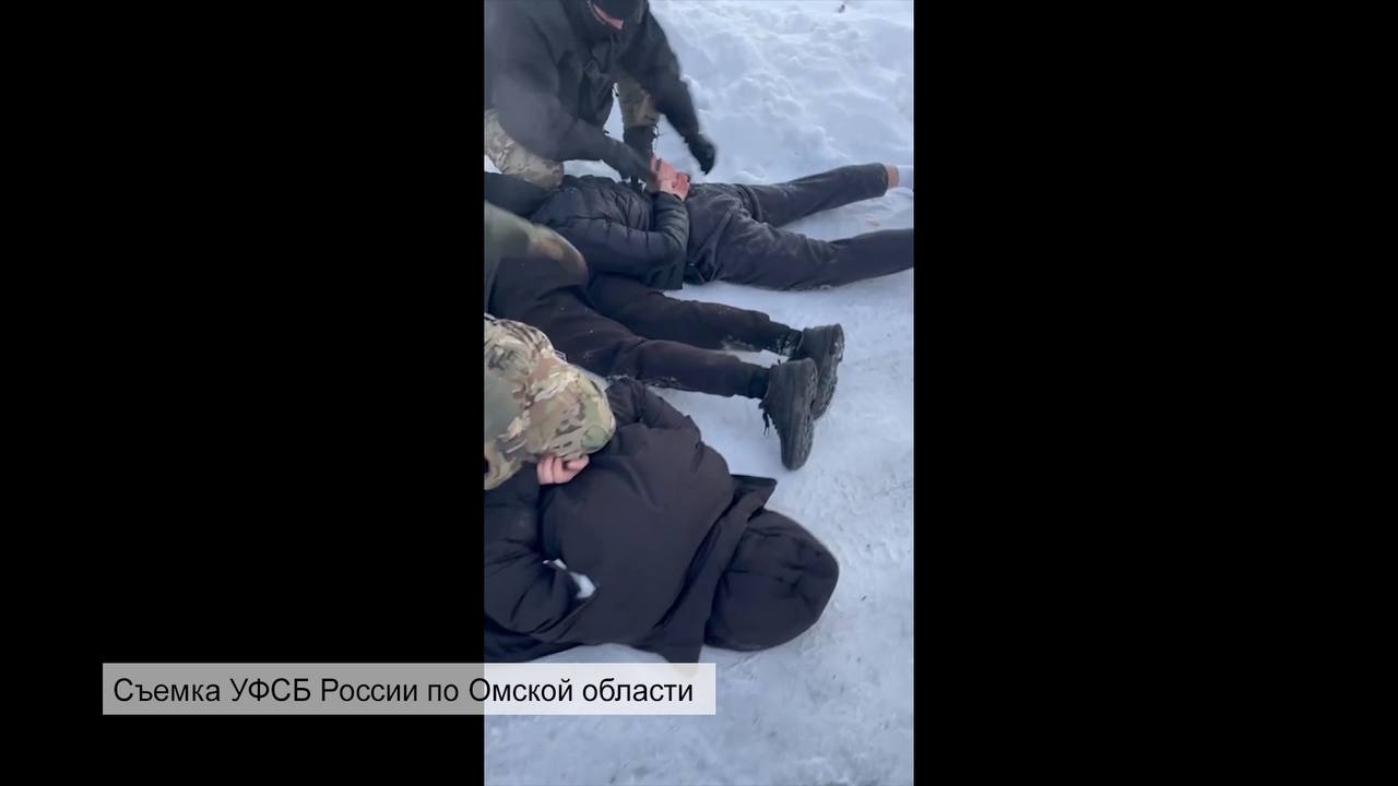 В Омске задержана группировка, вымогающая деньги у родственника погибшего участника СВО.   Как сообщают в УФСБ, мужчин задержали в их же автомобиле. Известно, что все четверо участников ОПГ - жители Марьяновского района. Группировка вымогала 1 миллион 400 тысяч рублей у 18-летнего омича, который должен был получить выплату за отца, погибшего в зоне проведения специальной военной операции.   При этом, они оказывали на молодого человека психологическое давление, и угрожали физической расправой. Задержанные отправлены в СИЗО. По статье обвинения им грозит до 15 лет лишения свободы.    : УФСБ по Омской области.  Подписаться Написать в редакцию