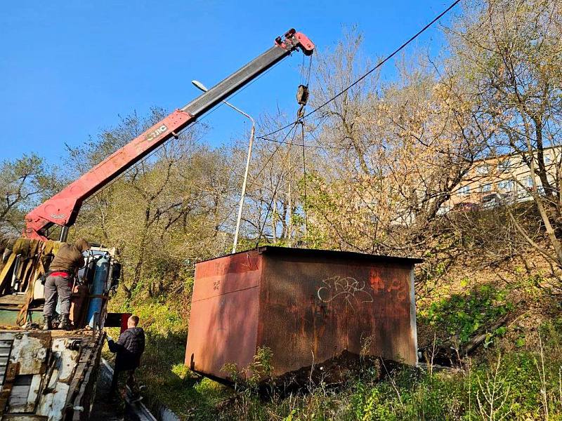 В дальневосточной столице идут работы по освобождению городских пространств от незаконных сооружений.    За минувшую неделю специалисты муниципального предприятия «Содержание городских территорий» провели демонтаж 23 объектов – это девять гаражей, три нежилых строения и 11 рекламных конструкций.   Основные работы по сносу незаконных гаражей велись на улицах Окатовой, 14 и 62, Гульбиновича, 19 и Борисенко, 70.    Общая площадь демонтированных гаражей составила более 160 квадратных метров.  #ДорожныеРаботы  #ДорогиВладивостока