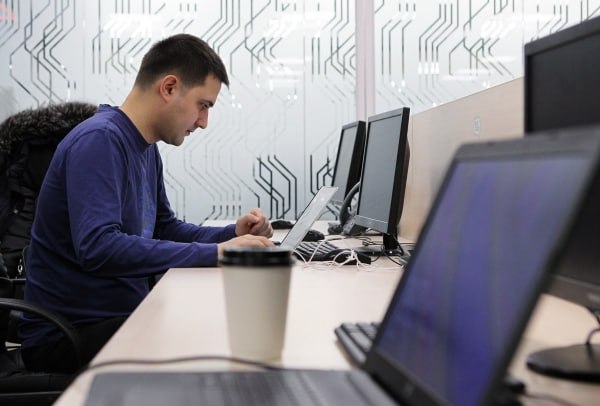 Профессор предупредил о возможной замене менеджеров искусственным интеллектом  Для специалистов рабочих профессий «угрозы нет».  Об этом в эфире радиостанции «Говорит Москва» рассказал профессор Финансового университета при правительстве РФ Александр Сафонов.  Россия сейчас развивает промышленный потенциал. Тут искусственный интеллект к станку не встанет. Для наших выпускников колледжей, которые осваивают рабочие профессии, конечно, угрозы нет. А вот для кого она есть? Она есть для тех, кто получает образование менеджерское, поскольку там нет особо каких-то серьёзных профессиональных знаний, то вполне возможно заменить начальный опыт таких специалистов при помощи информационных технологий.