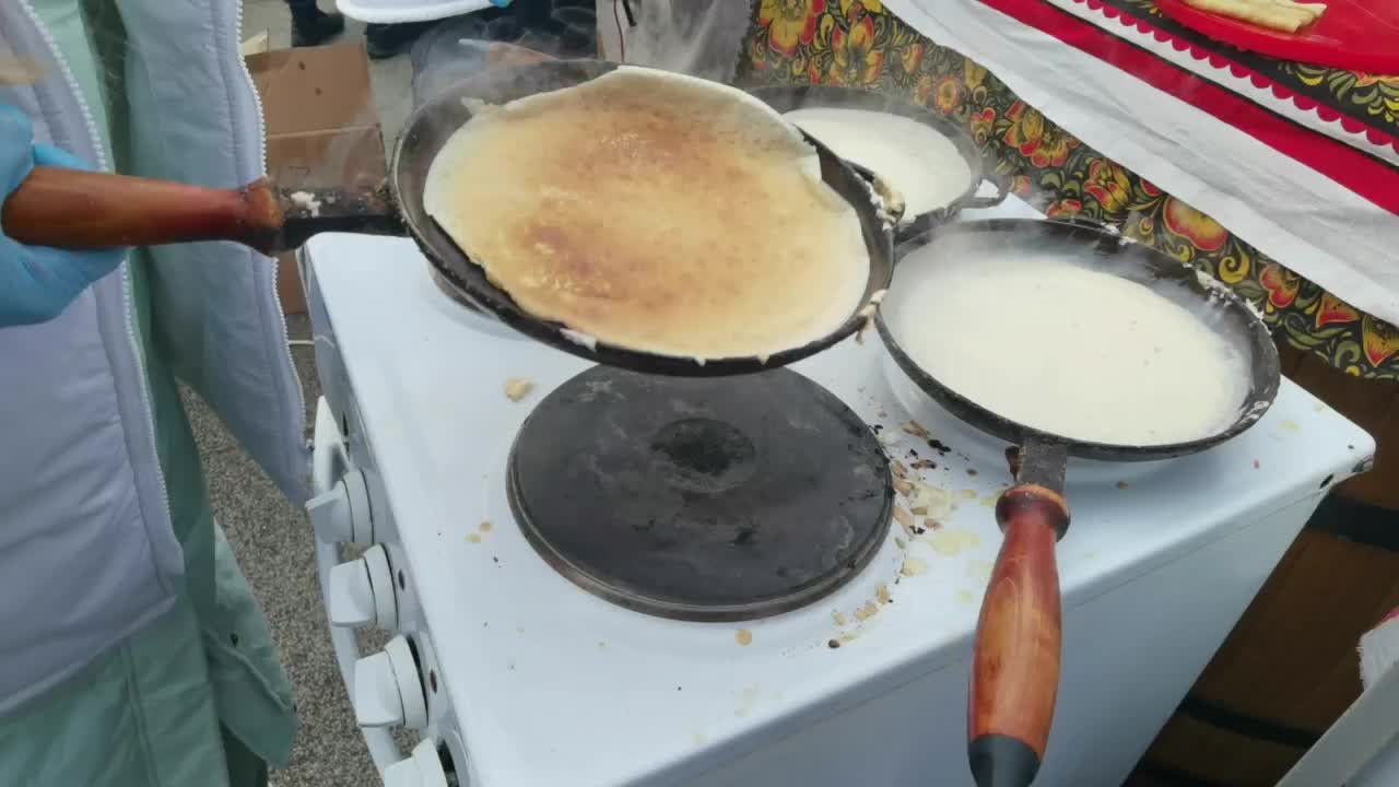 Масленичные гуляния в Воронеже: блины, шашлыки и конкурсы