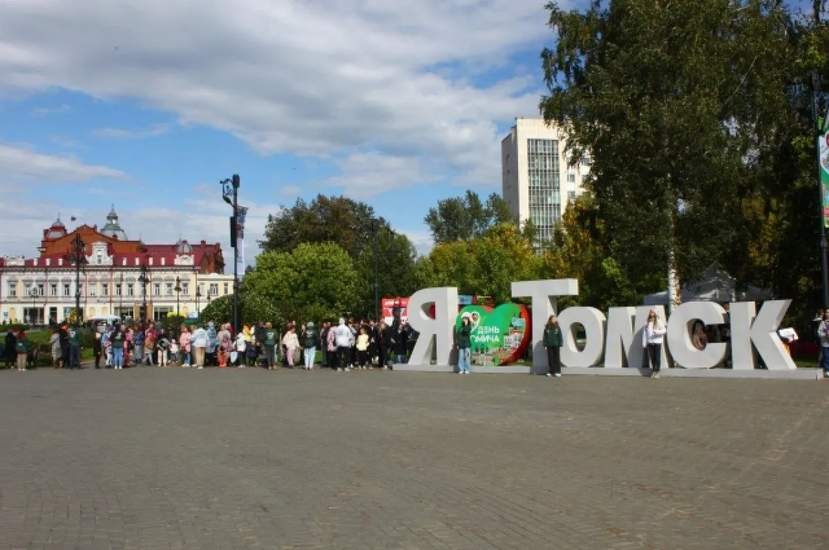 Мэр Томска анонсировал программу Дня города в 2026 году праздник развернется 6 и 7 июня на площади Новособорной Воскресенской горе и в Городском саду Центральным событием станет концерт 7 июня хедлайнером которого выступит группа Инь Ян По традиции партнером выступает Радио Сибирь Для гостей также готовят гастрофестиваль выставки экскурсии и соревнования Исторически Томск был основан 7 июня в этот день на берег Томи высадились казаки Бориса Годунова Прислать новость Регион 70 в МАХ если не прогружаются медиафайлы