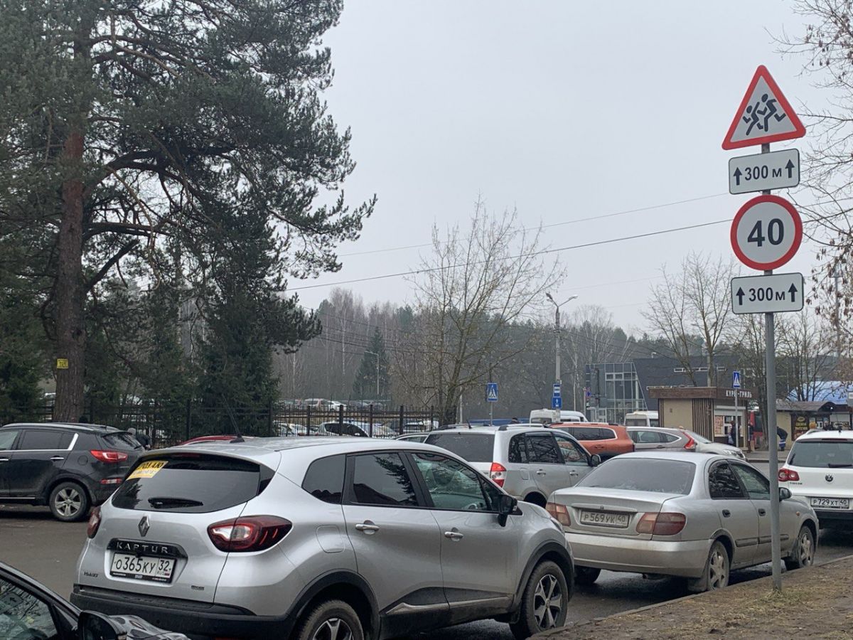 Более 100 парковочных мест появится у онкодиспансера в Калуге после реконструкции   kaluganews ru fn 1775483 html Глава Калуги Дмитрий Денисов заявил о подготовке проекта реконструкции улично дорожной сети в районе онкологического диспансера предусматривающего создание более 100 дополнительных парковочных мест Об этом он сообщил на встрече с журналистами 23 декабря комментируя вопрос о парковках   Прислать новость Подписаться