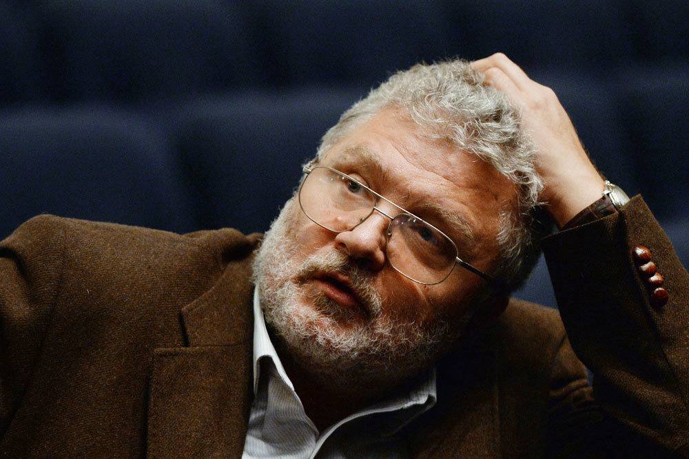 Накануне Дня России удостоены Государственных премий давние друзья журнала «Историк» - академики Александр Чубарьян и Николай Макаров, писатель Юрий Поляков. Старейшина цеха российских историков Александр Чубарьян удостоен Государственной премии Российской Федерации за выдающиеся достижения в области гуманитарной деятельности. Научный руководитель Института всеобщей истории РАН, академик Чубарьян является крупнейшим специалистом по истории взаимоотношений России и Европы в XX-XXI веках. Вся жизнь ученого посвящена плодотворному служению науке и просвещению. Мы надеемся на продолжение сотрудничества с Александром Огановичем на страницах «Историка». Государственная премия в области науки и технологий присуждена директору Института археологии РАН Николаю Макарову. Исследования выдающегося историка и археолога значительно пополнили научные знания о Северо-Восточной Руси, о ее культурном и политическом наследии. В 2016 году под руководством академика Макарова начались систематические археологические раскопки на территории Московского Кремля. Каждая встреча с Николаем Андреевичем, будь то интервью, статья или новая книга – событие для всех, кто изучает историю России. Лауреатом Государственной премии в области литературы и искусства стал Юрий Поляков – один из любимых писателей нескольких поколений, председатель Национальной ассоциации драматургов. Его романы «ЧП районного масштаба», «Работа над ошибками», «Замыслил я побег», «Совдетство. Книга о светлом прошлом» отличаются изысканным стилем и юмором, глубоким анализом общественной жизни. Давно получила признание и поляковская публицистика – неизменно искренняя и актуальная. Колонка Юрия Полякова «Как я стал консерватором» завершала самый первый номер «Историка». С тех пор замечательный остается одним из любимых наших авторов. Поздравляем дорогих коллег с заслуженными наградами, искренне желаем здоровья, сил, новых творческих взлетов! !