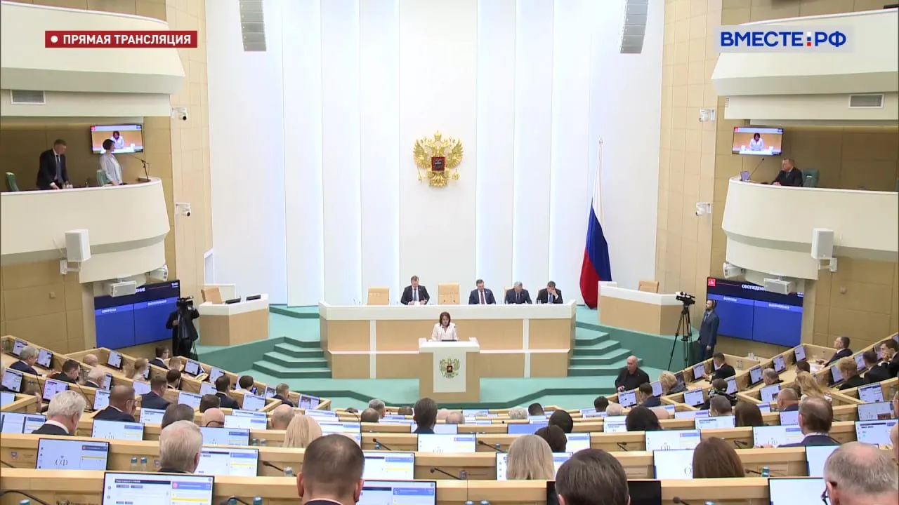 Перечень доходов на которые не может быть обращено взыскание по исполнительному документу расширен Сенаторы приняли поправки в закон Об исполнительном производстве Защите подлежат компенсации инвалидам и ветеранам боевых действий в том числе участникам специальной военной операции за самостоятельно приобретенные технические средства реабилитации и протезы расходы на проезд к месту получения таких средств а также затраты на содержание ветеринарное обслуживание и провод собак проводников Среди инициаторов закона сенаторы Владимир Якушев Андрей Клишас Наталья Кувшинова и Николай Федоров Подписывайтесь на Вместе РФ в MAX