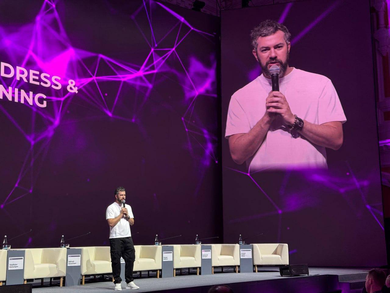 Гендиректор АНО «Диалог» и АНО «Диалог Регионы», президент Global Fact-Checking Network GFCN Владимир Табак выступил с приветственным словом в рамках первого полноформатного образовательного дня от GFCN и «Мастерской новых медиа» на Глобальном цифровом форуме в Нижнем Новгороде. «Наше первое знакомство состоялось на форуме «Диалог о фейках», где мы заявили о создании ассоциации GFCN. Руководитель IFCN Международная сеть фактчекинга недавно заявил, что Россия не может создавать фактчекинговые проекты. Это лучшее признание», — заявил Табак. Уже сейчас более 55 иностранных журналистов и расследователей из 37 стран сотрудничают с GFCN с целью проверки фактов. Речь идет о специалистах из Франции, Испании, Австралии, Бразилии, Сингапура, Нидерландов, Португалии, Нигерии, Пакистана, Индонезии и других. В 2025 году значительно изменились подходы к борьбе с дезинформацией. Искусственный интеллект кардинально поменял методы создания и тиражирования дезинформации. Кроме того, стало возможным выявлять фейки с помощью программ. «С начала 2025 года количество фейков, построенных на новых технологиях, уже больше, чем количество таких фейков за 2023-2024. Так что, с одной стороны прогресс — это хорошо, с другой — это и нам бросает новые вызовы», — подчеркнул Владимир Табак. Главное — здесь. Подписывайтесь!