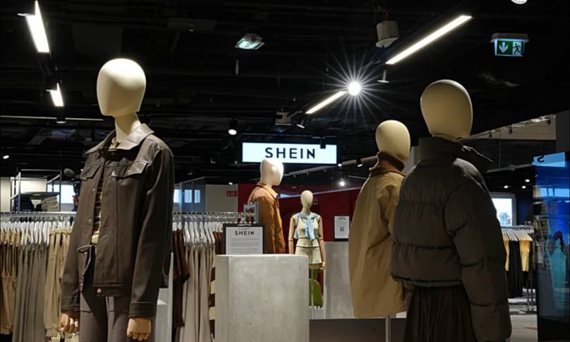 Shein открыл первый магазин в Париже и столкнулся с протестами Онлайн ритейлер Shein запустил первый офлайн магазин во французском универмаге BHV Marais На открытии собрались не только очереди покупателей но и толпы протестующих Главная проблема бренда быстрая мода против которой выступают жители Франции и плохие условия труда на фабриках Некоторые арендаторы универмага уже планируют покинуть универмаг из за открытия Shein по соседству Недавно компания также оказалась в центре скандала из за продажи секс кукол похожих на детей Власти уже приостановили доставку всех заказов отправленных во Францию за последние сутки settersmedia news