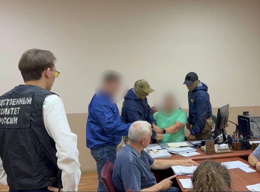 ФСБ арестовала одного из топов курганского завода «Корвет» за лоббирование свердловских фирм. Начальника управления материально-технического снабжения предприятия отправили под домашний арест за миллионные откаты. По данным УФСБ и СКР региона, он лоббировал интересы компаний из Свердловской области при заключении контрактов, и получил за это более 1,3 млн рублей. Управленца задержали прямо на работе, во время совещания. Дома и в офисе изъяли документы, записные книжки и телефоны. Уголовные дела возбудили и в отношении свердловских бизнесменов — сейчас они дают признательные показания. Главный политический канал Урала : УФСБ России по Курганской области