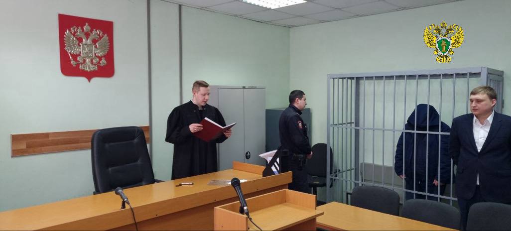 Адвоката Алексея Рябцева отправили под домашний арест По решению Ленинского райсуда Екатеринбурга он пробудет под арестом до 15 марта Напомним адвокат обвиняется по ч 4 ст 309 УК РФ принуждение свидетеля к даче ложных показаний совершенное организованной группой Данное дело касается уголовного дела Андрея Шевнина которого сейчас судят за изнасилование и убийство двух школьниц Фото прокуратура Свердловской области Подписывайтесь на Ъ Урал