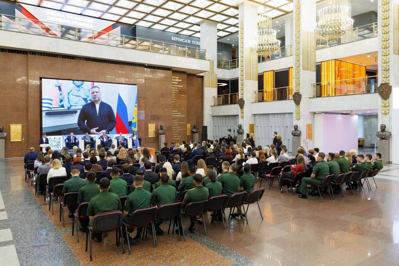 В Музее Победы в Москве открылся форум, собравший 30 участников из разных стран – от Европы до Африки и Азии. Эти ребята, владеющие русским языком, стали лучшими в международном историческом конкурсе, посвящённом 80-летию Великой Победы. После торжественной церемонии и возложения цветов участников ждёт насыщенная программа: лекции, экскурсии в парк «Патриот», а затем – путешествие по Псковщине. Очень приятно, что они посетят Псковскую область – землю с богатейшей историей. Они увидят наш кремль, древний Изборск, Пушкинские Горы и Псково-Печерский монастырь, а также узнают, как связано Знамя Победы с нашим краем. Этот проект объединил более 260 молодых людей из 51 страны, доказав, что память о героизме предков не знает границ. #Победа80 #РодинаЗнамениПобеды