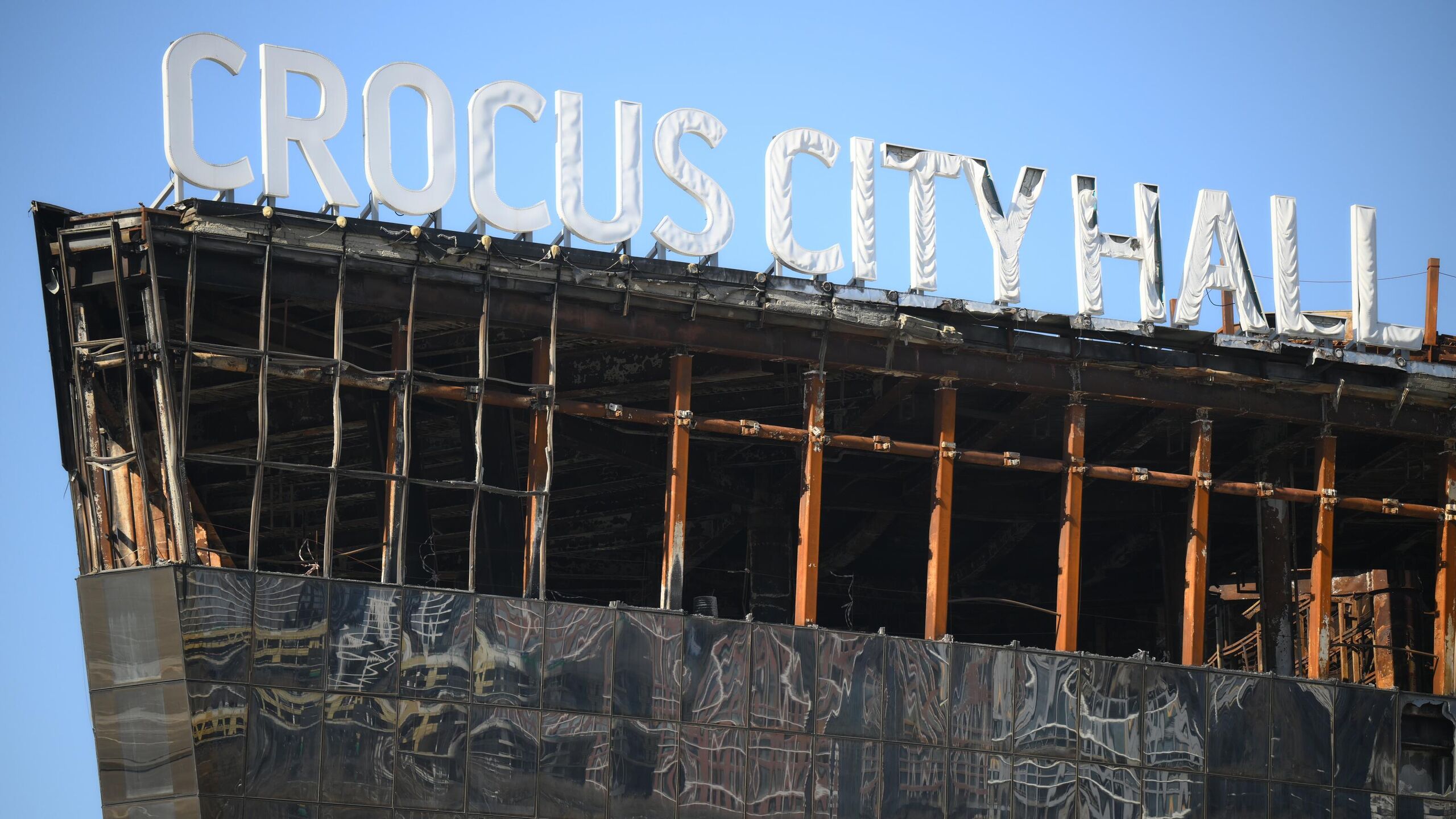 Крокус сити холл подал жалобу на решение о взыскании компенсаций вреда в пользу двух пострадавших от теракта и пожара в концертном зале говорится в судебных материалах имеющихся в распоряжении РИА Новости Суд в Москве в начале декабря частично удовлетворил иск двух потерпевших сумма взысканных с Крокуса компенсаций не уточнялась Решение как сообщается в материалах обжаловал Крокус сити холл филиал ЗАО Крокус Интернэшнл Суд приступил к рассмотрению этого дела еще в декабре 2024 года Иск двух женщин о компенсации морального вреда и возмещении материальных затрат на лечение был подан к Крокус сити холлу филиалу АО Крокус Интернэшнл а также к организатору концерта группы Пикник ООО МСМ Истицы просили компенсировать им потраченные на лечение средства а также взыскать с Крокуса компенсацию за причиненный моральный вред Обе признаны потерпевшими в рамках уголовного дела о теракте