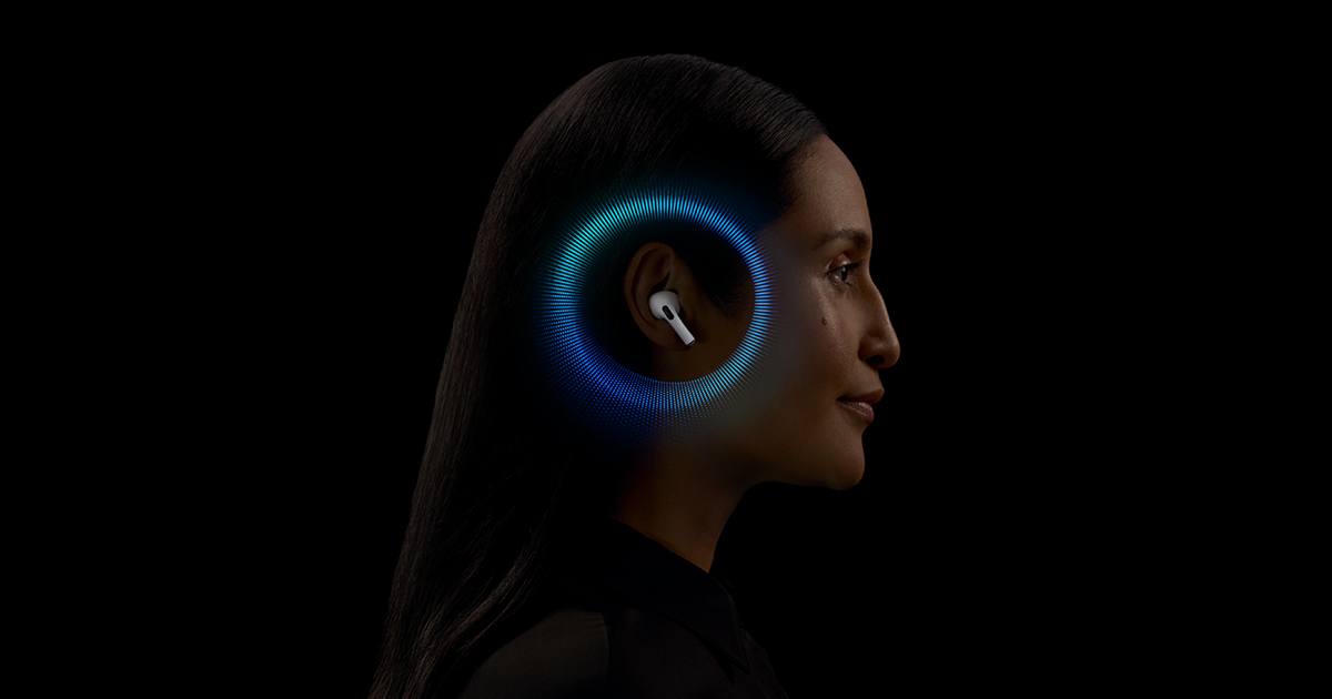 AirPods получат управление камерой, авто-паузу при засыпании и новые жесты По слухам, на конференции WWDC, которая пройдёт 9 июня, Apple может анонсировать ряд новых функций для AirPods, но для каких именно моделей — пока остаётся загадкой. Что готовится 1 Новые жесты головой Apple продолжает развивать управление AirPods без рук. К уже существующим кивкам для принятия или отклонения звонков добавят новые жесты — например, для отключения функции «Речь поблизости» после временного снижения громкости. 2 Авто-пауза при засыпании Если вы засыпаете с наушниками, больше не придётся настраивать таймер отключения вручную. AirPods смогут сами определить, что вы уснули, и приостановить воспроизведение. Возможно, эта функция будет брать информацию о сне с датчиков Apple Watch. 3 Управление камерой Сжатие ножки AirPods можно будет использовать как кнопку спуска затвора камеры на iPhone или iPad. Такая функция давно есть у проводных EarPods и вот наконец-то она доберётся до AirPods. 4 Режим микрофонов студийного качества Apple внедрит режим улучшенной записи звука — аналог Audio Mix на iPhone 16. AirPods смогут выделять голос и приглушать фон, превращаясь в мини-микрофон для блогеров. 5 Работа с устройствами в учебных заведениях Улучшится процесс подключения AirPods к общим iPad — особенно в образовательной среде, где устройства используют сразу несколько учеников. Это позволит совершать меньше действий вручную и быстрее подключать наушники. 6 Автоматический перевод Также, как ранее сообщил Марк Гурман из Bloomberg, в iOS 19/26 у AirPods появится функция автоматического синхронного перевода речи. Андроид/IOS